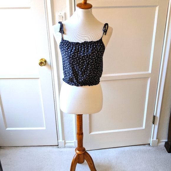 Brandy Melville Tops - Brandy Melville John Galt cropped floral Carly top